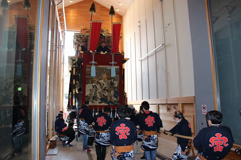 曳山交替式